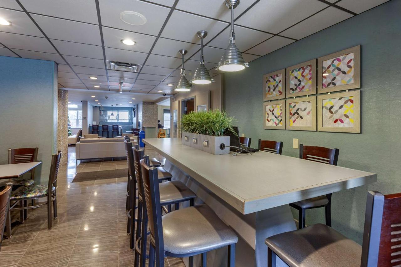 Best Western Plus Woodstock Inn & Suites Екстериор снимка