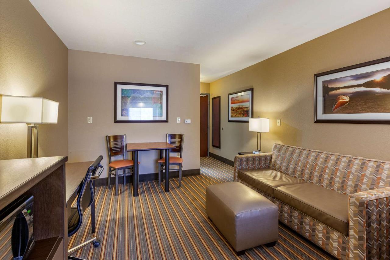 Best Western Plus Woodstock Inn & Suites Екстериор снимка