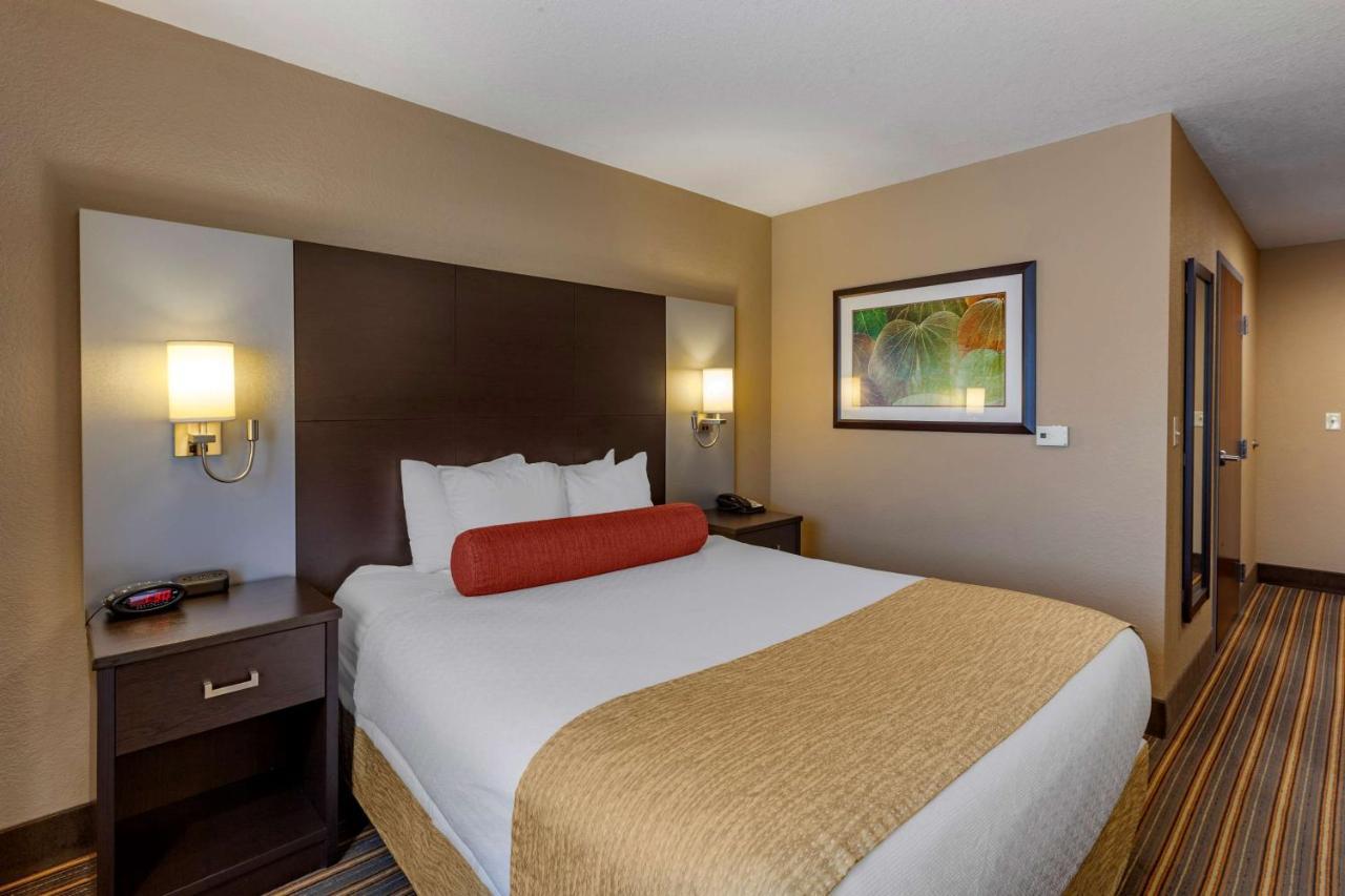 Best Western Plus Woodstock Inn & Suites Екстериор снимка